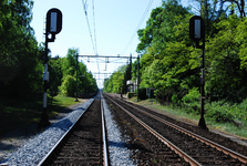 900100 Gezicht op de spoorlijn Utrecht-Amersfoort ter hoogte van het voormalige N.S.-station Soestduinen te Soest.